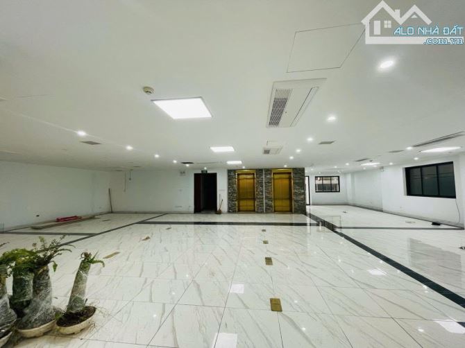 Bán toà nhà 8 tầng phố Lạc Long Quân - Ô tô tránh vỉa hè - MT khủng 16m, 288m2