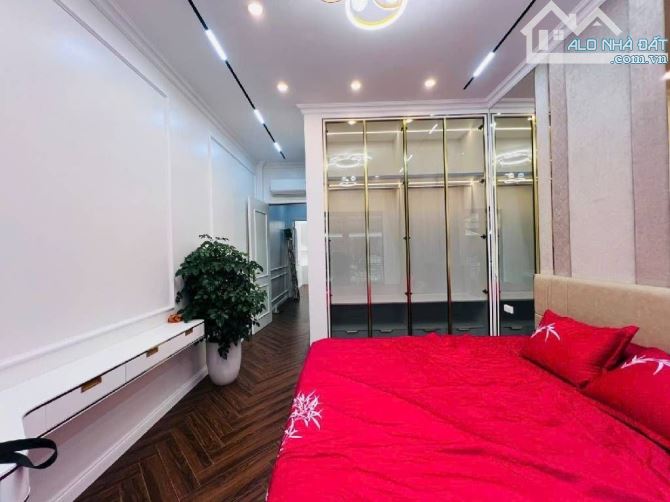 BÁN NHÀ HOÀNG QUÓC VIỆT DT 60 M 6 T THANG MÁY KHU PHÂN LÔ OTO TRÁNH VỊ TRÍ VÍP