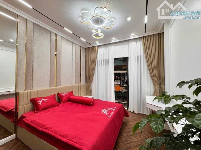 BÁN NHÀ HOÀNG QUÓC VIỆT DT 60 M 6 T THANG MÁY KHU PHÂN LÔ OTO TRÁNH VỊ TRÍ VÍP