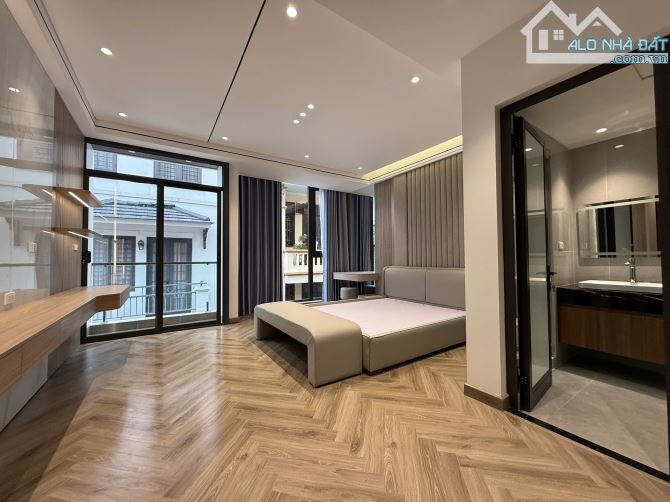 Bán Nhà Mới Cực Đẹp, Ngõ Thông, Ô Tô Vào, Thang Máy, 55m2*7T giá 24.8 tỷ Đội Cấn, Ba Đình