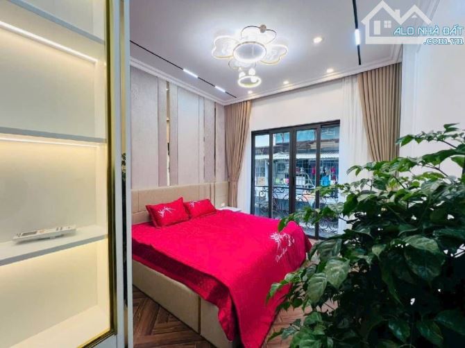 BÁN NHÀ HOÀNG QUÓC VIỆT DT 60 M 6 T THANG MÁY KHU PHÂN LÔ OTO TRÁNH VỊ TRÍ VÍP