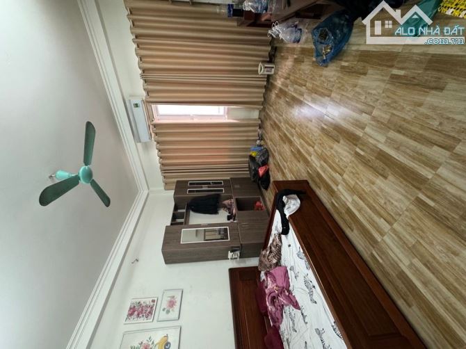 Bán nhà 4 Tầng, dân xây, DTSD50m, mặt tiền 4.5m trước nhà rộng - G17,9 tỷ Tây Sơn Đống Đa.