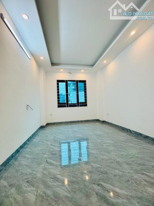 Siêu hiếm Trương Định, Tân Mai, 33m2 x 5 tầng, ô tô 50m, giá 7.75 tỷ( ctl).