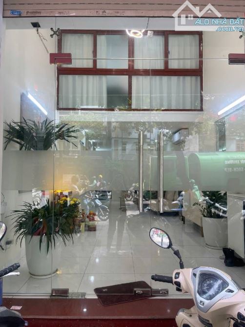 Mặt phố Hào Nam-43m2/4 tầng-Vỉa hè mênh mông-50tr/tháng-Giá 23 tỷ