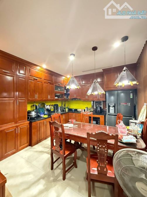 Chính chủ bán nhà phân lô phố Kim Đồng, oto đỗ cửa, 2 mặt thoáng, full nội thất, ngõ thông