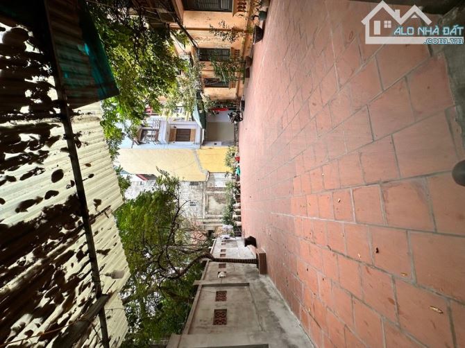 BÁN ĐẤT TT CẦU GIẤY SỔ VUÔNG TRƯỚC NHÀ THOÁNG ĐẸP GẦN PHỐ VỊ TRÍ ĐẸP FULL TIỆN ÍCH