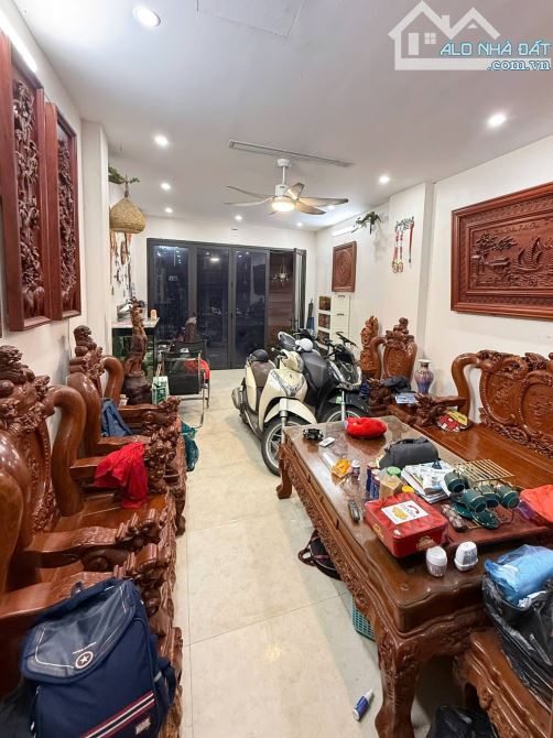 Chính chủ bán nhà phân lô phố Kim Đồng, oto đỗ cửa, 2 mặt thoáng, full nội thất, ngõ thông