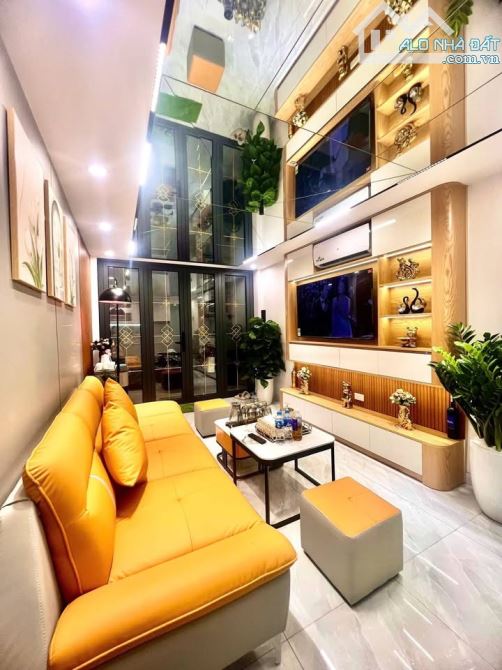 Hot! Bán Nhà Hoàng Hoa Thám Tây Hồ- Gần Phố-Ô tô Đỗ Gần- 38M2 -5 Tầng Thang Máy- 9 Tỷ Hơn