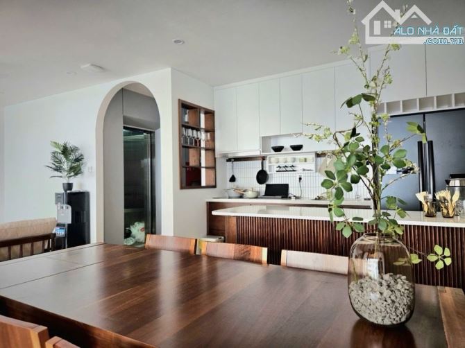 LIỄU GIAI ĐẲNG CẤP DÒNG TIỀN 5 - 6 TỶ /NĂM .TOÀ NHÀ HIỆN ĐẠI 9 TẰNG THANG MÁY . GARA OTO