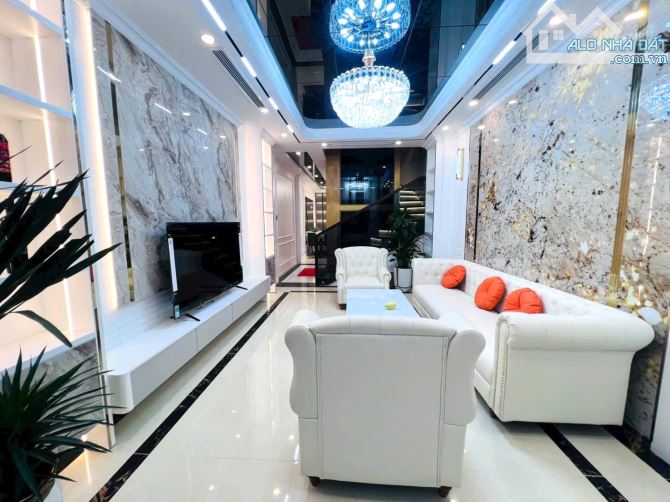 Bán nhà HOÀNG QUỐC VIỆT. Phân lô, oto tránh dừng đỗ. 6 tầng THANG MÁY. Thoáng trước sau