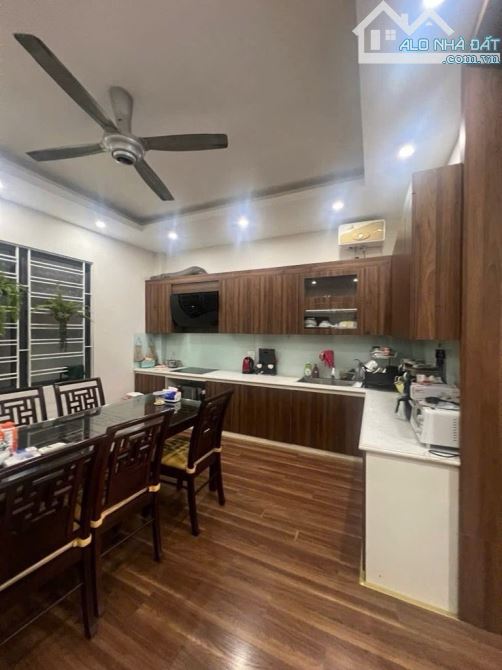 BÁN NHÀ PHÂN LÔ, VỈA HÈ, Ô TÔ TRÁNH PHỐ THÁI HÀ70 m2-mt 4.5m -6 tầng thang máy-30 tỷ 900