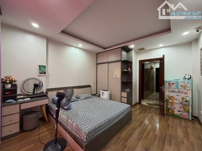 LẠC LONG QUÂN .SIÊU PHẨM GẦN PHỐ, NHÀ DÂN XÂY CHẮC CHẮN, 2 THOÁNG, Ở MIỄN CHÊ DT 64 M2