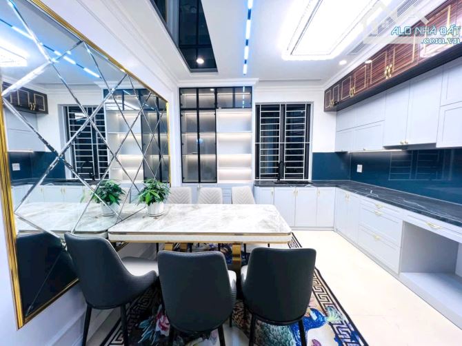 Bán nhà HOÀNG QUỐC VIỆT. Phân lô, oto tránh dừng đỗ. 6 tầng THANG MÁY. Thoáng trước sau