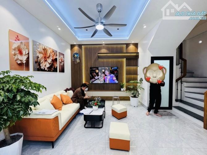 Lĩnh Nam 30M -5 Tầng full NT - KD rất tốt, Ô Tô đỗ cửa, 10M Ô tô tránh chỉ 8.38 tỷ(TL)