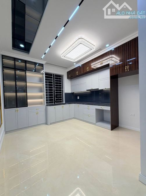 Siêu phẩm Cầu Giấy -Hoàng Quốc Việt - phân lô . Ô tô vào nhà .55m . Giá 26,8 tỷ