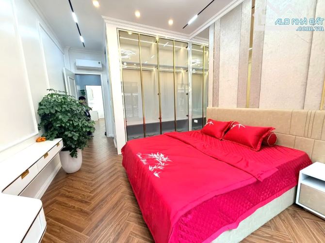 Bán nhà HOÀNG QUỐC VIỆT. Phân lô, oto tránh dừng đỗ. 6 tầng THANG MÁY. Thoáng trước sau