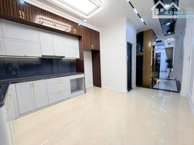 Siêu phẩm Cầu Giấy -Hoàng Quốc Việt - phân lô . Ô tô vào nhà .55m . Giá 26,8 tỷ