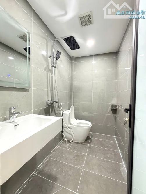 Bán nhà HOÀNG QUỐC VIỆT. Phân lô, oto tránh dừng đỗ. 6 tầng THANG MÁY. Thoáng trước sau