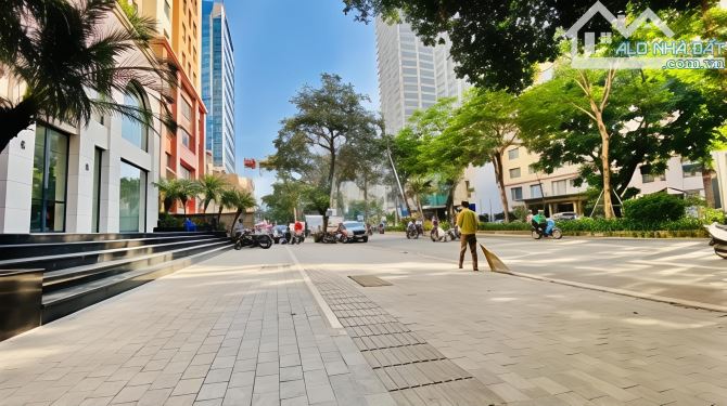 Bán nhà mặt phố Láng Hạ, DT 150m2 x 5 tầng, mặt tiền 8m, giá 80 tỷ.