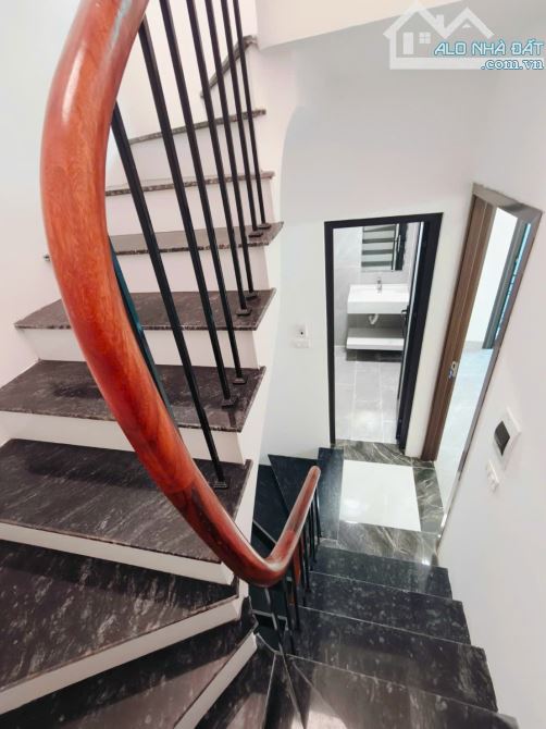 Xây mới Tôn Đức Thắng, hưởng sân để chục xe máy, lõi gần Phố, 32m2 sổ. Giá 8.98 tỷ