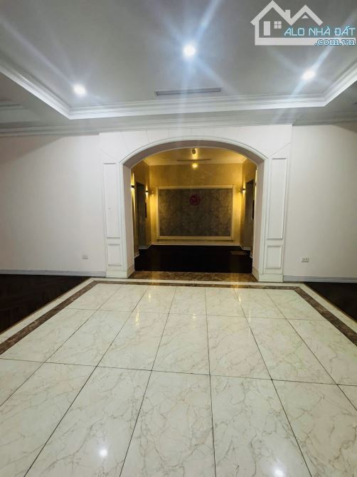 BÁN TOÀ MẶT PHỐ TRÀNG THI 350m2, MT 25m, 250 TỶ CÓ HẦM, 2 THANG MÁY, PCCC, KINH DOANH ĐỈNH