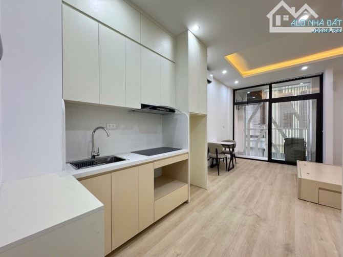 HOÀNG QUỐC VIỆT LÔ GÓC - 3 MẶT NGÕ Ô TÔ - 8 TẦNG - 56 PHÒNG CHO THUÊ - DT ~ 300TR/ THÁNG