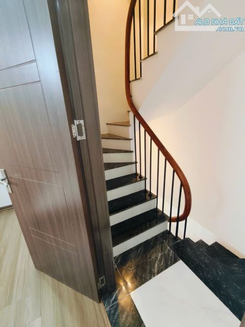 Xây mới Tôn Đức Thắng, hưởng sân để chục xe máy, lõi gần Phố, 32m2 sổ. Giá 8.98 tỷ