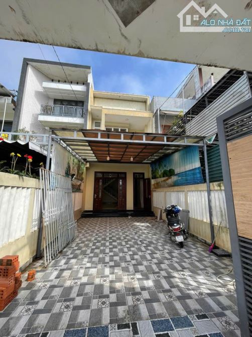 CHO THUÊ NHÀ 2 TẦNG MẶT TIỀN PHẠM VĂN ĐỒNG – VỊ TRÍ ĐẸP, DỄ KINH DOANH HOẶC Ở