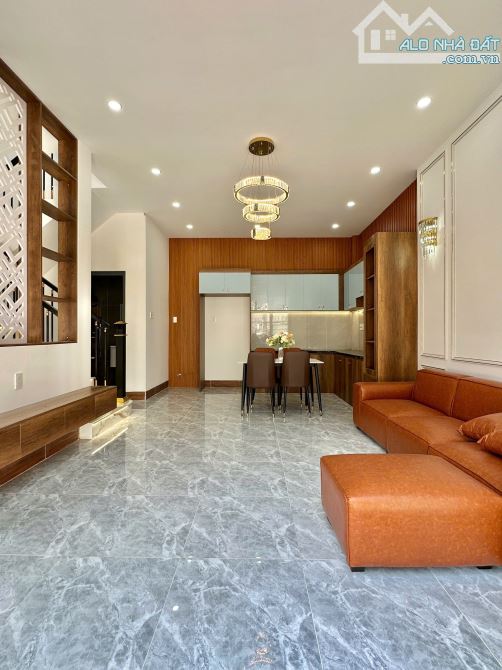 BÁN NHÀ MỚI TRUNG TÂM RẠCH GIÁ TẶNG LUÔN NỘI THẤT SANG
