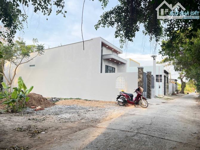Nhà mới nhánh khu cháo dơi sát bên nhà trọ Trí Bảo
