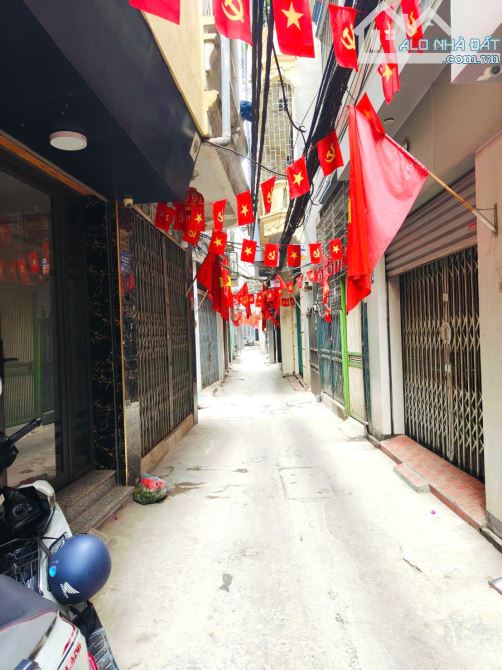 Giá đầu tư, Ngõ 318 Đê La Thành quy hoạch ổn, sổ 40m2 x mtiền 4m dân xây. Giá 8.1 tỷ