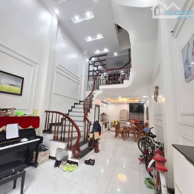 Bán nhà Phố Hoàng Liệt, Hoàng Mai, gần Ô tô, 2 thoáng, 41m2, 8.95 tỷ(CTL)