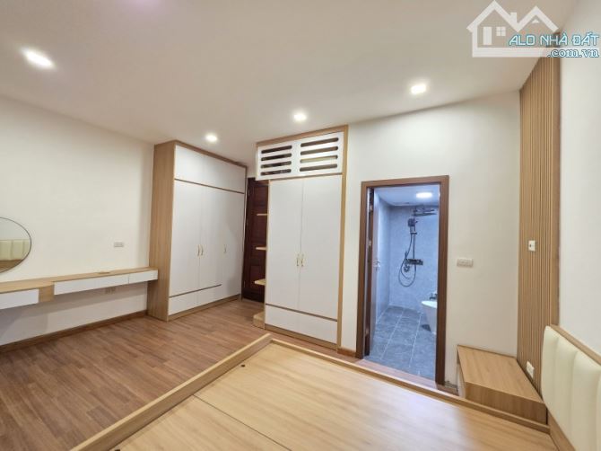 Cần bán căn hộ tập thể Nam Đồng, 2 BAN CÔNG, 70m, 2,3 ngủ, full đồ, ô tô đỗ cửa, chỉ 4x tỷ