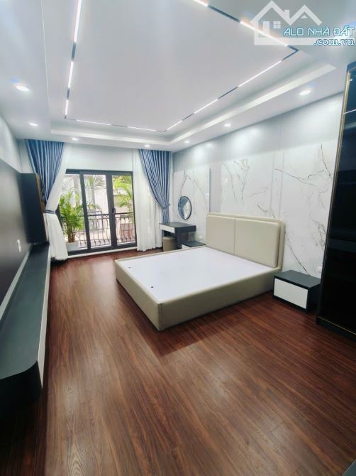 6 tầng thang máy mới Ngõ 299 Hoàng Mai oto tránh đỗ bàn cờ 50m2 full nội thất. Giá 19.9 tỷ