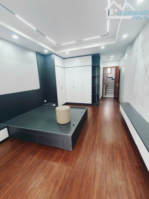 6 tầng thang máy mới Ngõ 299 Hoàng Mai oto tránh đỗ bàn cờ 50m2 full nội thất. Giá 19.9 tỷ