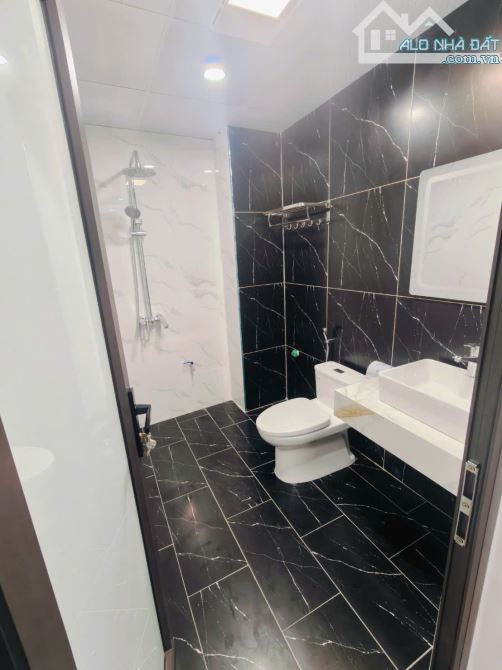 6 tầng thang máy mới Ngõ 299 Hoàng Mai oto tránh đỗ bàn cờ 50m2 full nội thất. Giá 19.9 tỷ