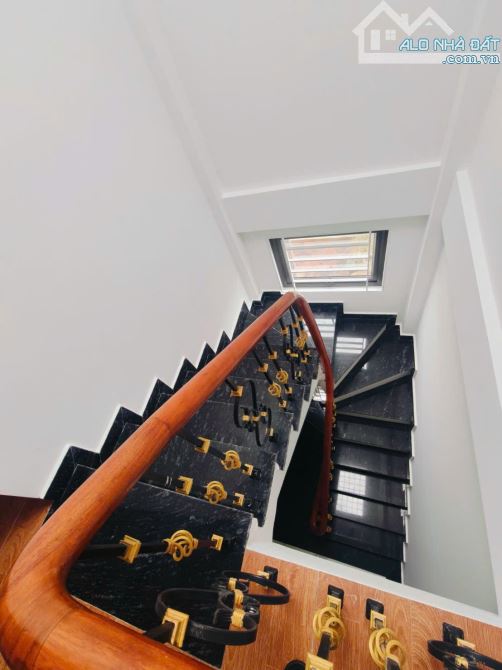 6 tầng thang máy mới Ngõ 299 Hoàng Mai oto tránh đỗ bàn cờ 50m2 full nội thất. Giá 19.9 tỷ