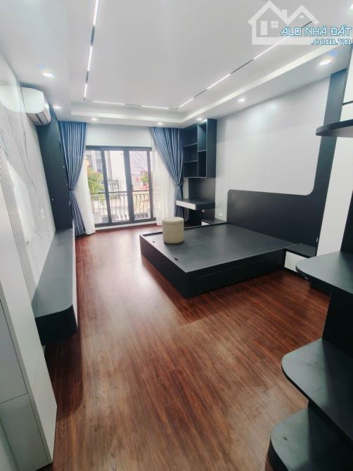 6 tầng thang máy mới Ngõ 299 Hoàng Mai oto tránh đỗ bàn cờ 50m2 full nội thất. Giá 19.9 tỷ