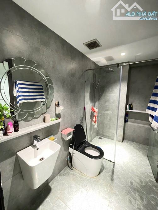 Cực hiếm! Bán tòa homestay mặt phố Liên Trì, 100m2, 9 tầng 1 hầm, mặt tiền 4.5m, 56.8 tỉ