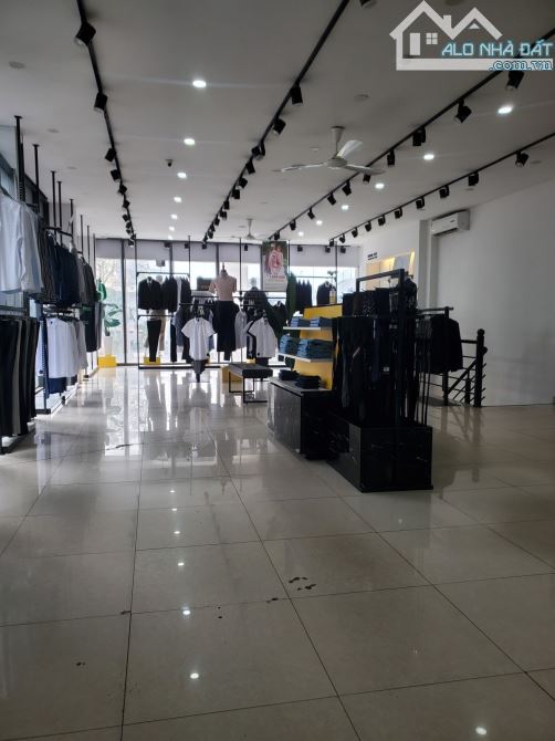 Bán Toà nhà TT Thương Mại đường Nguyễn Trãi. 10 tầng, doang thu 450tr/th. Giá chào 110 tỷ