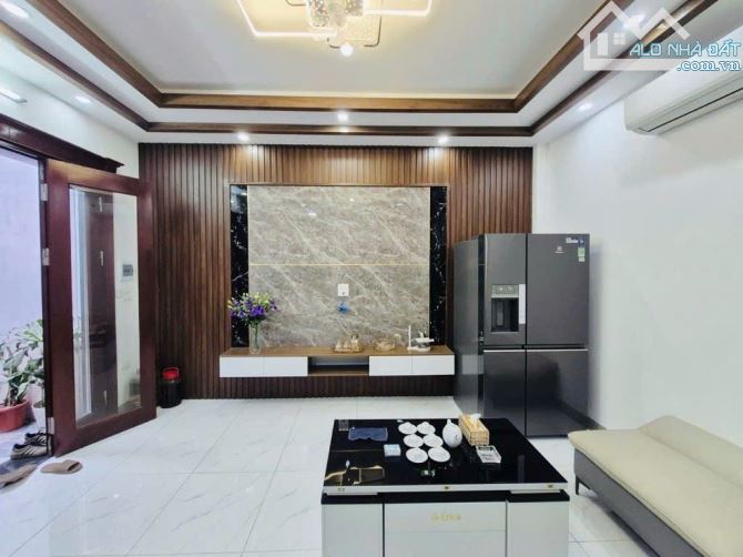 Nhà Lô Góc 3 Mặt Thoáng 40m2 5 Tầng -Ngõ 3 Gác Tránh SH Thẳng Tắp 25m ra Phố Giá 9,3 Tỷ