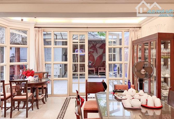 Siêu biệt thự phố Nguyễn Gia Thiều, Hoàn Kiếm, 1 sổ 1 chủ, DT 255m2, MT 8.3m, Giá 255 tỷ