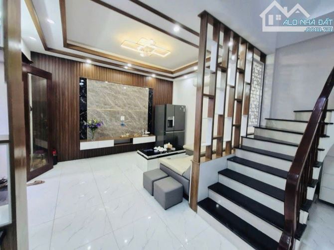 Nhà Lô Góc 3 Mặt Thoáng 40m2 5 Tầng -Ngõ 3 Gác Tránh SH Thẳng Tắp 25m ra Phố Giá 9,3 Tỷ