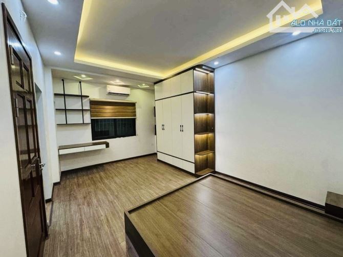 7,6 tỷ nhà 5 tầng 30/35m2 Nguyễn Đức Cảnh - Hoàng Mai