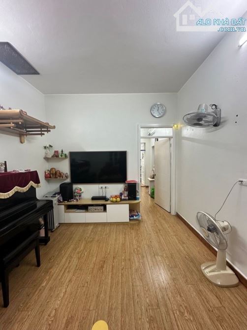 Bán căn tập thể lô góc tầng 2 phố Lạc Trung sổ 53m2 sử dụng 90m2 Trung tâm Hai bà trưng