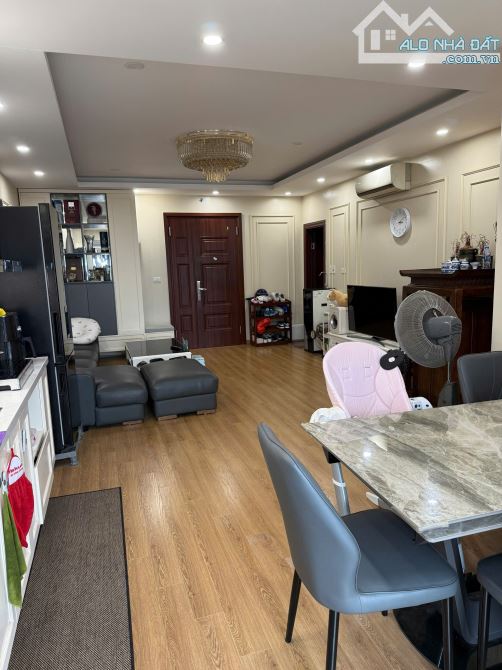 Cần bán căn hộ Central Field 219 Trung Kính 2 ngủ giá 7,58 tỷ