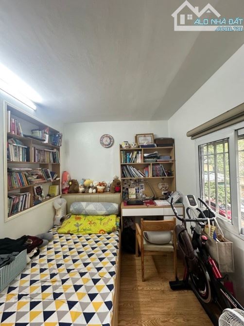 Bán căn tập thể lô góc tầng 2 phố Lạc Trung sổ 53m2 sử dụng 90m2 Trung tâm Hai bà trưng