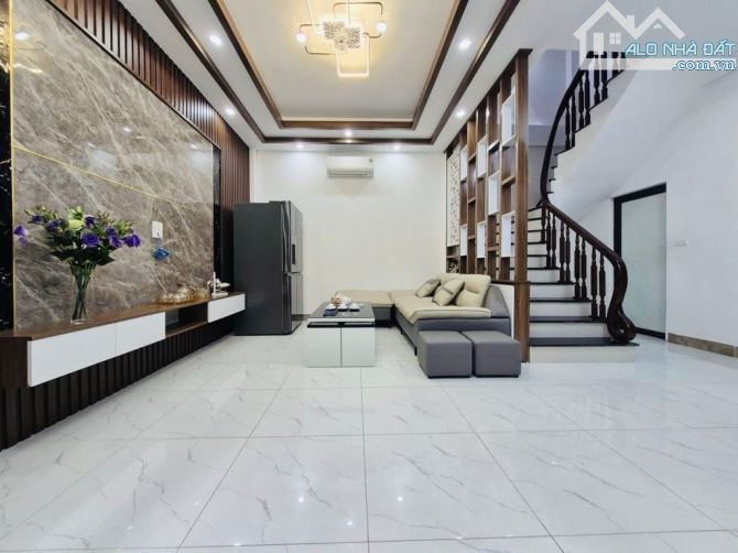 Bán nhà phố Bạch Mai , ngõ rộng , gần phố , cách ô tô tránh 15m . Dt 40m x 5Tx 10,5 tỷ