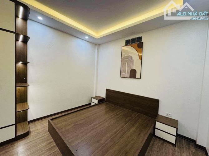 7,6 tỷ nhà 5 tầng 30/35m2 Nguyễn Đức Cảnh - Hoàng Mai