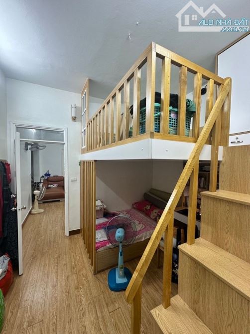 Bán căn tập thể lô góc tầng 2 phố Lạc Trung sổ 53m2 sử dụng 90m2 Trung tâm Hai bà trưng